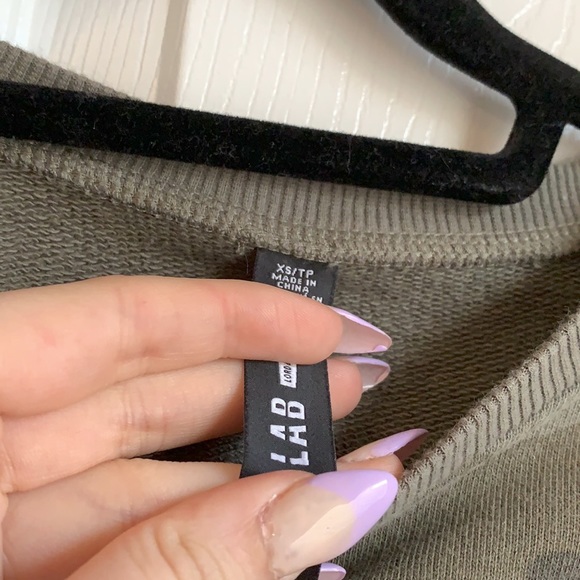 TOPSHOP Camo Crop Sweatshirt - Picture 4 of 4